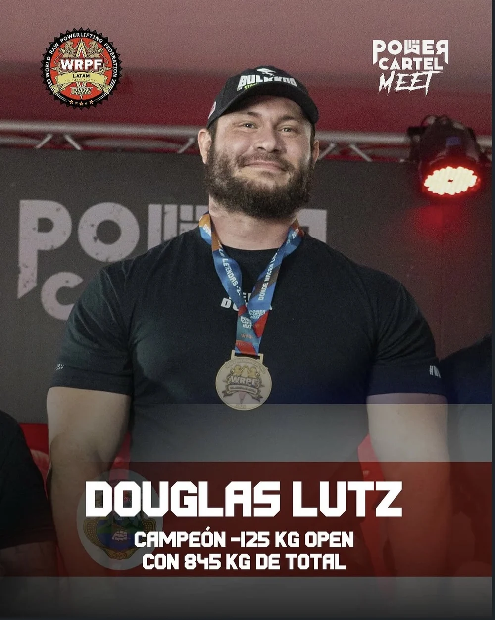 Douglas Lutz on the podium with the WRPF gold medal — champion of the -125 kg Open category with an 845 kg total